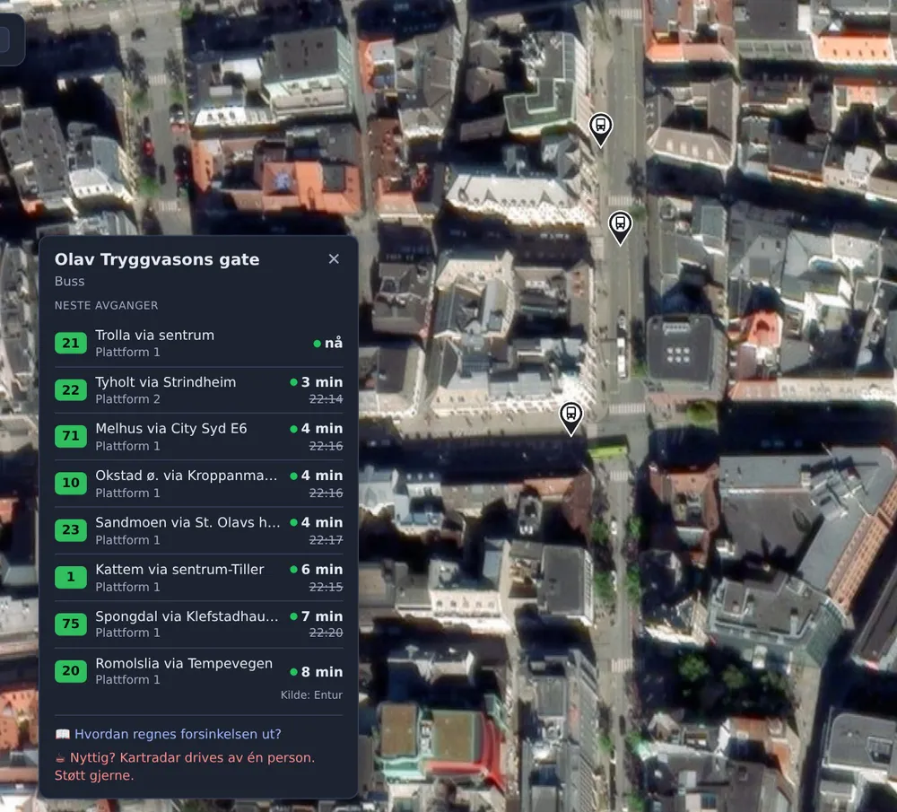 Avgangstavla for Olav Tryggvasons gate i Trondheim i Kartradar, med linjenummer, retning, plattform og tid for de neste bussene.