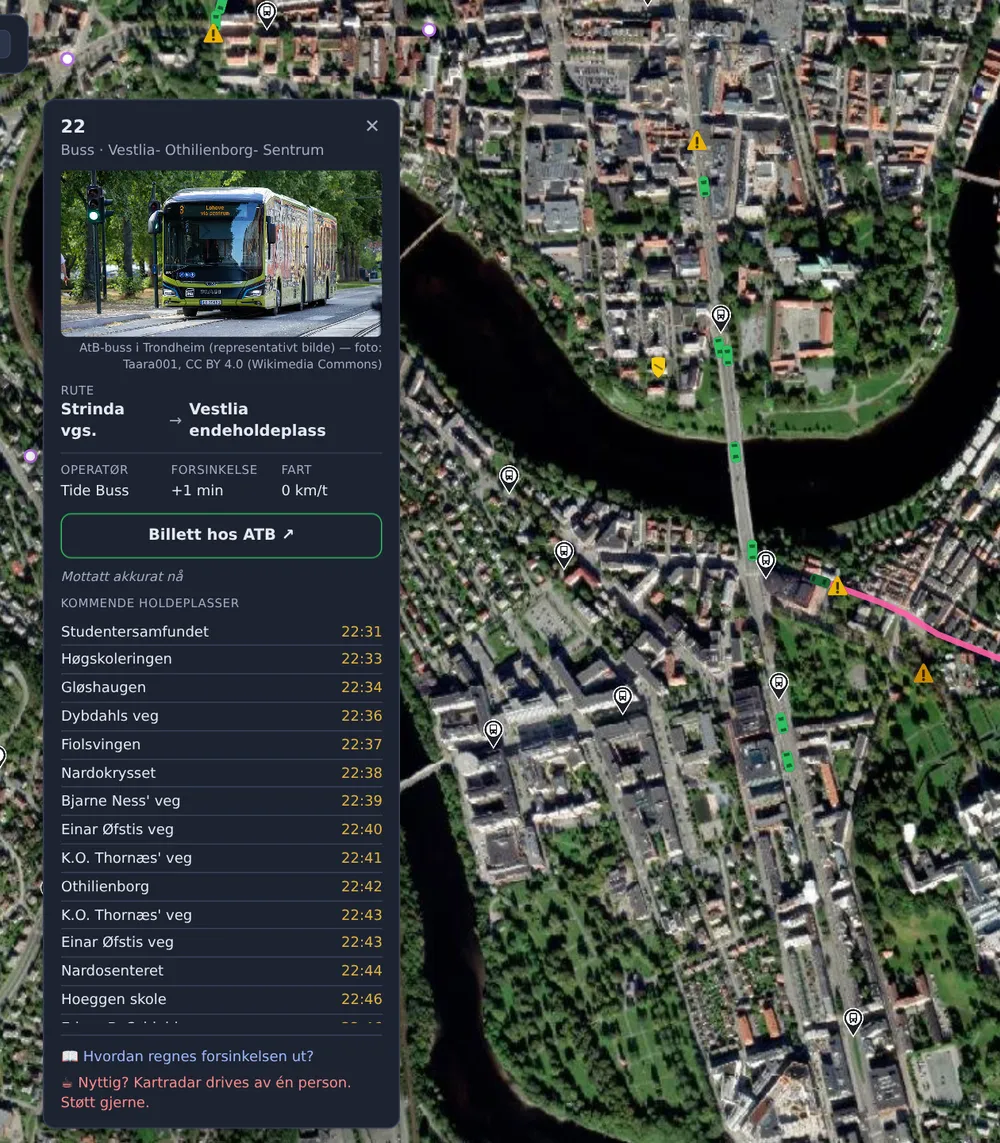 Kartradar med en valgt AtB-buss i Trondheim. Panelet viser linje, rute, selskap, forsinkelse og kommende holdeplasser med tid, og ruta er tegnet på kartet.
