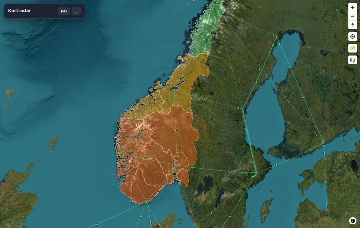 Kart over Norge der fylkene er farget etter spotpris: grønt i nord, oransje i midten og rødt i sør, med grønne linjer for kraftflyten mellom prisområdene og nabolandene.